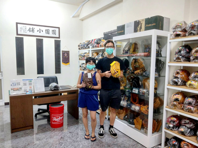 魚與熊掌亦可兼得~感謝高雄孫老師搭火車來購買兩咖日製XA手套 魚與熊掌亦可兼得~感謝高雄孫老師搭火車來購買兩咖日製XA手套