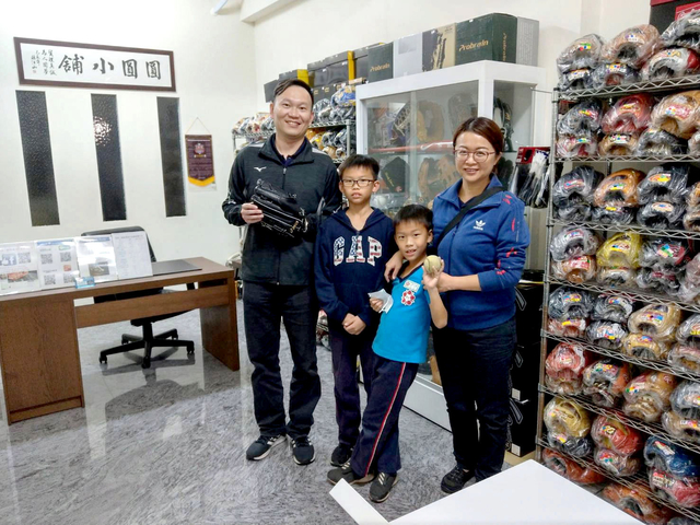 闔家來選購達比修有棒球手套^^ 闔家來選購達比修有棒球手套^^