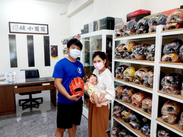 爸爸的棒球手套由小baby決定~~感謝台北球友捧場 爸爸的棒球手套由小baby決定~~感謝台北球友捧場