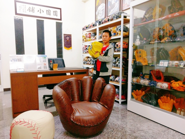 【圓圓小舖】王建民的小小學弟來購買日本ASICS大A標捕手手套^^ 【圓圓小舖】王建民的小小學弟來購買日本ASICS大A標捕手手套^^