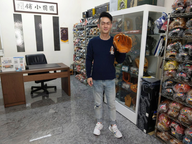 現場看手套省下的不只是運費而已^^~感謝彰化帥哥球友 現場看手套省下的不只是運費而已^^~感謝彰化帥哥球友