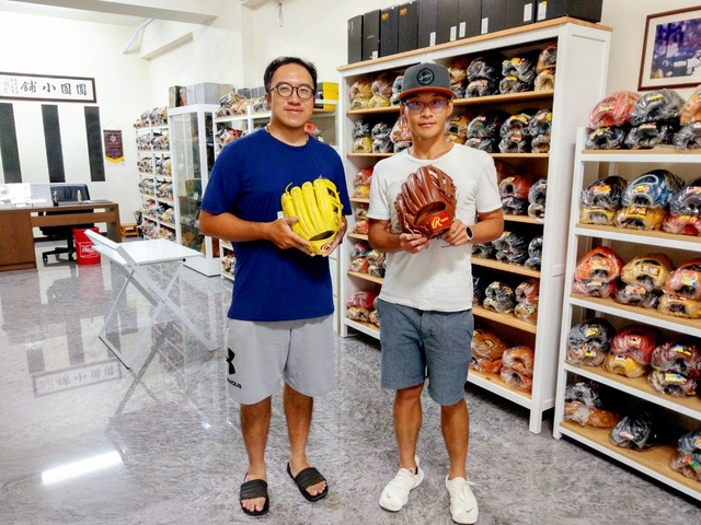 愛打球的哥倆好~感謝新北廖先生一次帶走2咖Rawlings手套 愛打球的哥倆好~感謝新北廖先生一次帶走2咖Rawlings手套