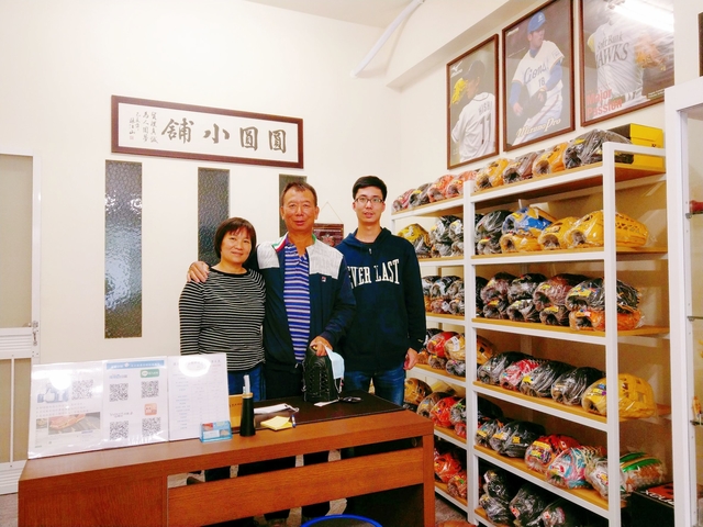 【圓圓小舖】蝦咪…買手套預算無上限?感謝林仲秋同學~台中劉先生來圓圓購買大M金標手套^^ 【圓圓小舖】蝦咪…買手套預算無上限?感謝林仲秋同學~台中劉先生來圓圓購買大M金標手套^^