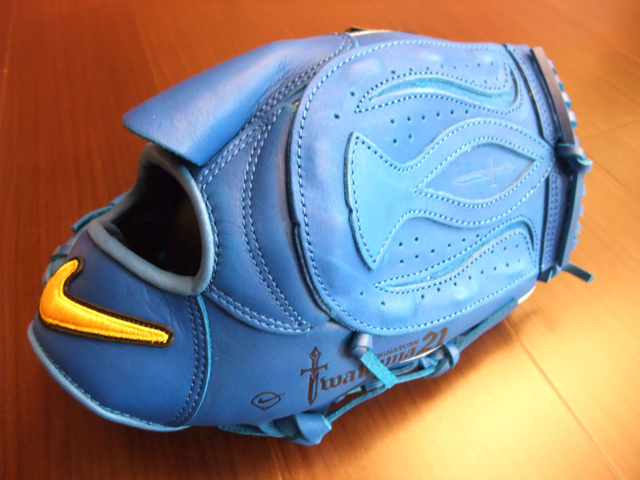 <手套欣賞> NIKE 岩隈久志式樣~特殊球擋穿線法 <手套欣賞> NIKE 岩隈久志式樣~特殊球擋穿線法