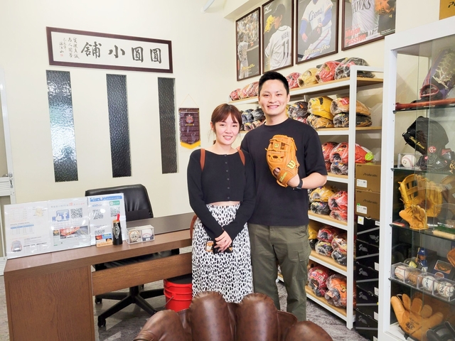 【圓圓小舖】輸人不輸陣~竹北球友跟圓圓交關魏二嬸A2000棒球手套 【圓圓小舖】輸人不輸陣~竹北球友跟圓圓交關魏二嬸A2000棒球手套