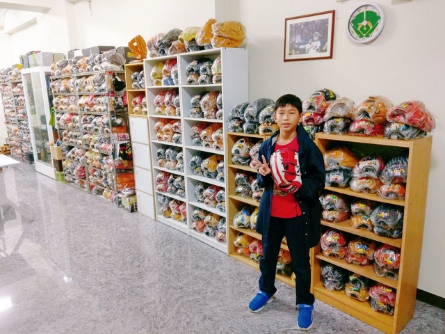 用自己的零用錢買日本手套的德高國小陳小弟弟 用自己的零用錢買日本手套的德高國小陳小弟弟