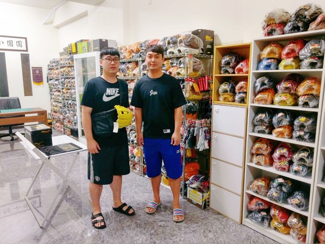 台南棒球世家子弟在圓圓買mizuno pro手套^^ 台南棒球世家子弟在圓圓買mizuno pro手套^^