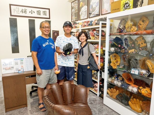 【圓圓小舖】抓住暑假的尾巴~特地從台北南下買手套的台大新鮮人陳同學 ~~ 【圓圓小舖】抓住暑假的尾巴~特地從台北南下買手套的台大新鮮人陳同學 ~~