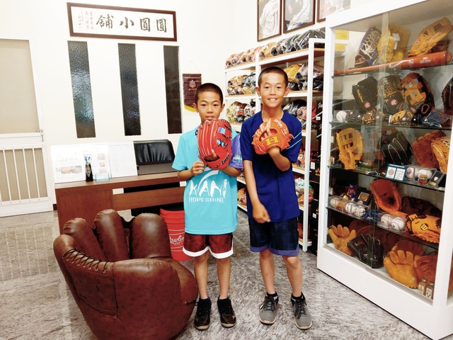 【圓圓小舖】現在小學生都人手一咖日製硬式手套嗎XD 【圓圓小舖】現在小學生都人手一咖日製硬式手套嗎XD