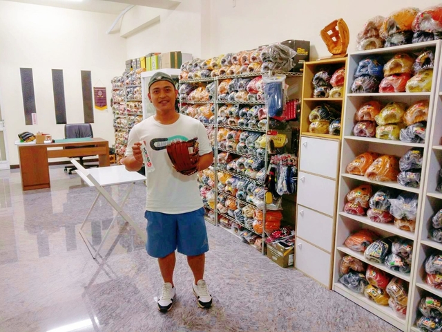 從屏東騎機車到台南買手套的猛哥朱先生~~ 從屏東騎機車到台南買手套的猛哥朱先生~~