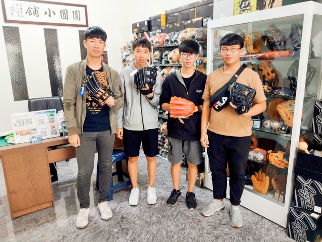 從高雄鳳山搭自強號來買手套的四劍客 ~~~ 從高雄鳳山搭自強號來買手套的四劍客 ~~~