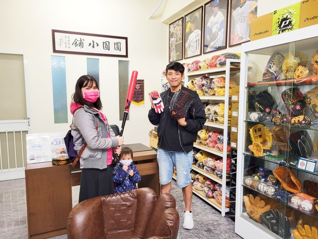 【圓圓小舖】林哲瑄來買蝙蝠手套+蝙蝠球棒?? 【圓圓小舖】林哲瑄來買蝙蝠手套+蝙蝠球棒??