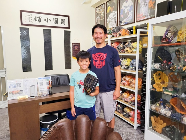 【圓圓小舖】美國父子檔趁父親節來圓圓小舖挑ZETT源田手套^^ 【圓圓小舖】美國父子檔趁父親節來圓圓小舖挑ZETT源田手套^^