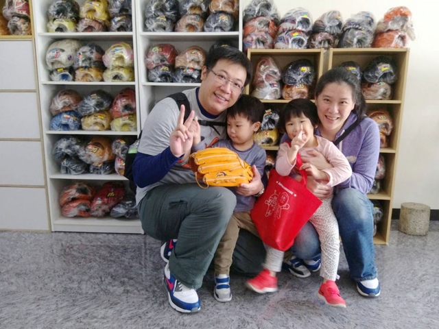 為雙胞胎姊弟訂做的久保田手套^^ 為雙胞胎姊弟訂做的久保田手套^^