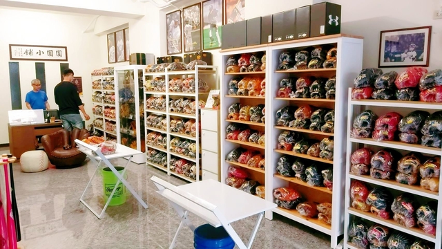 【圓圓小舖】圓爸每天早上9:30開店就是為了這群球友們^^ 【圓圓小舖】圓爸每天早上9:30開店就是為了這群球友們^^