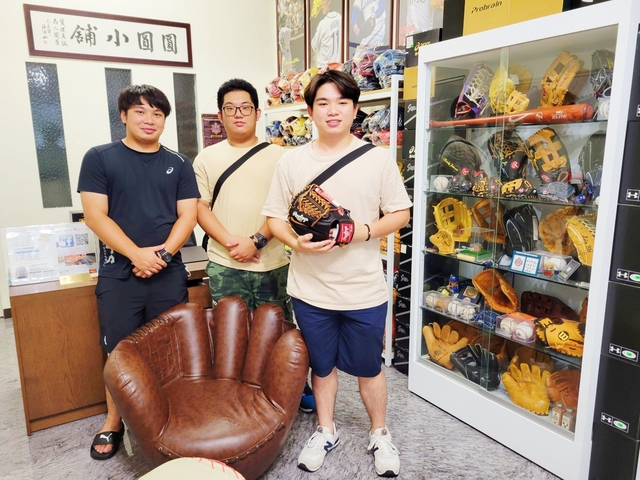 【圓圓小舖】打球、買手套都要一起出動的台中三兄弟!! 【圓圓小舖】打球、買手套都要一起出動的台中三兄弟!!