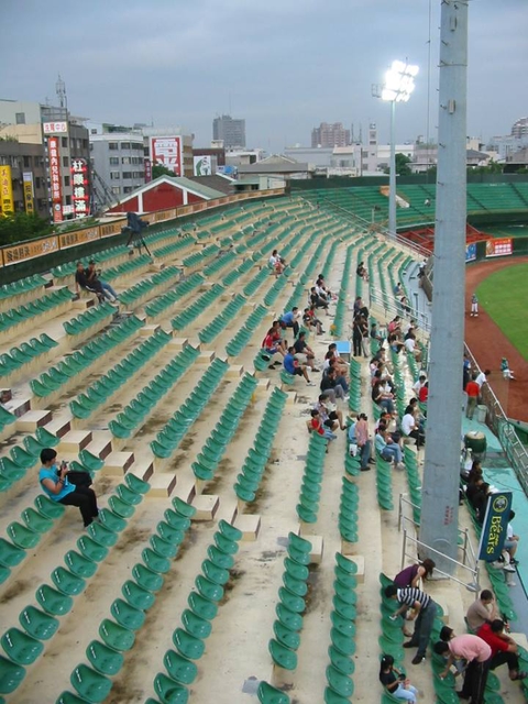 再來猜猜這是哪座球場 再來猜猜這是哪座球場