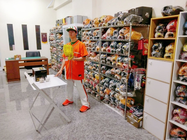 圓圓小舖新一代新人王~剛接觸棒球手套就直攻岸本耕作手作版的雲林郭先生 圓圓小舖新一代新人王~剛接觸棒球手套就直攻岸本耕作手作版的雲林郭先生