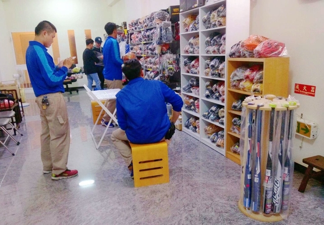 貨運行大哥的光顧:) 貨運行大哥的光顧:)