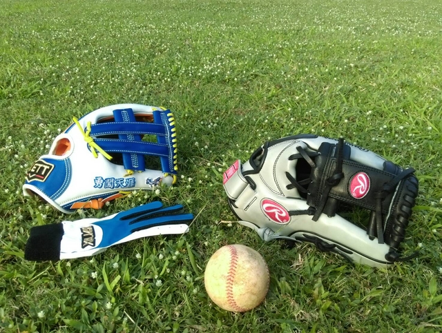 棒球手套在草地上總感覺特別有fu~ 棒球手套在草地上總感覺特別有fu~