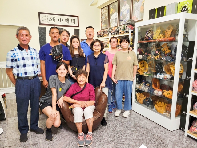 【圓圓小舖】不只棒球比賽有加油親友團,買日製手套也有助陣的親友團XD 【圓圓小舖】不只棒球比賽有加油親友團,買日製手套也有助陣的親友團XD