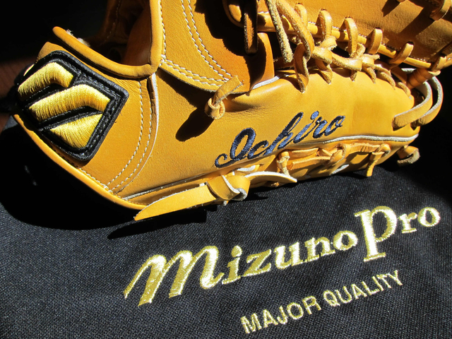 永遠的傳奇~Ichiro Suzuki 鈴木一朗 for professional 棒球手套 (MIZUNO PRO 經典大M金標、信義作) 永遠的傳奇~Ichiro Suzuki 鈴木一朗 for professional 棒球手套 (MIZUNO PRO 經典大M金標、信義作)