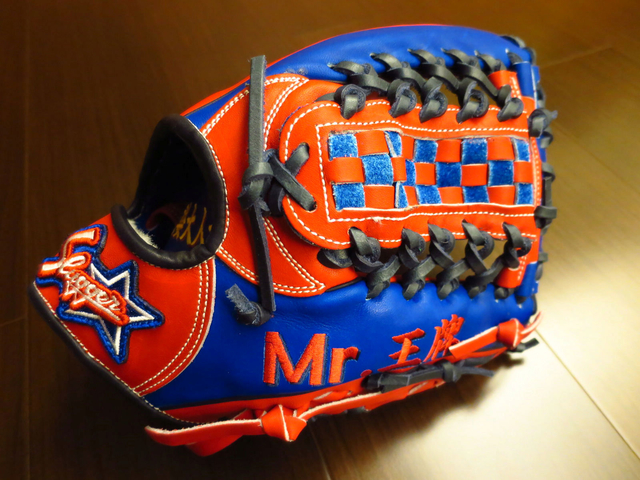 【圓圓小舖】老婆不同意買偶買棒球手套怎麼辦?那就在手套繡上老婆大人さいこう吧XD 【圓圓小舖】老婆不同意買偶買棒球手套怎麼辦?那就在手套繡上老婆大人さいこう吧XD