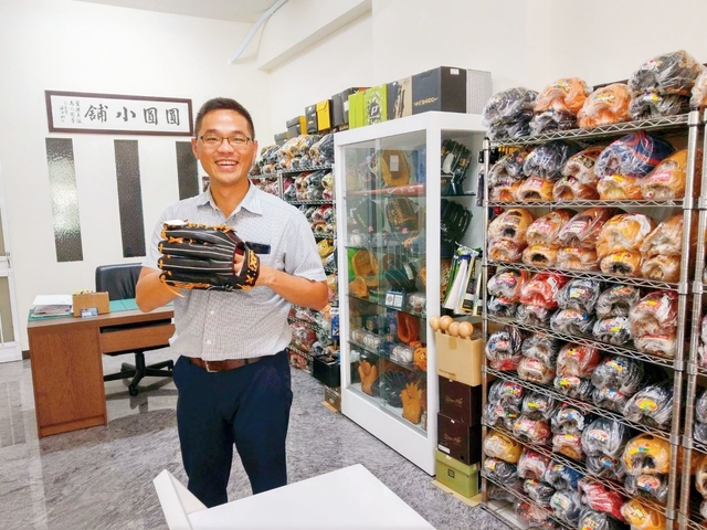 球技可以輸、手套絕對不能輸XD~從南投來買人生第一咖日製手套的朱先生 球技可以輸、手套絕對不能輸XD~從南投來買人生第一咖日製手套的朱先生