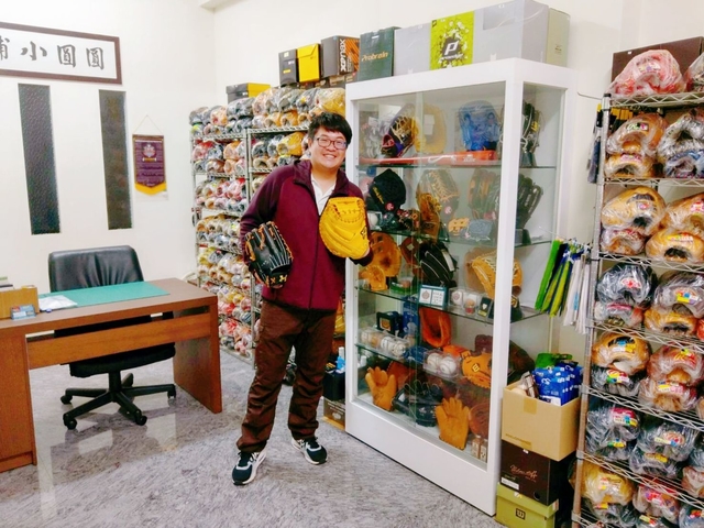 從南投慕名來買兩咖日製手套的陽光型男張先生 從南投慕名來買兩咖日製手套的陽光型男張先生