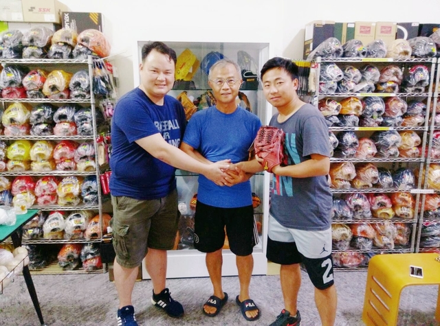 2017.11.3 大陸同胞來台灣買棒球手套也指名圓圓小舖^^ 2017.11.3 大陸同胞來台灣買棒球手套也指名圓圓小舖^^