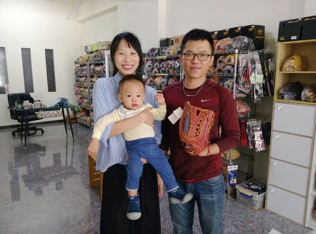 小baby和把拔一起來選購棒球手套^^ 小baby和把拔一起來選購棒球手套^^