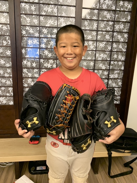 擁抱四咖日製硬式UA手套的小男孩 擁抱四咖日製硬式UA手套的小男孩