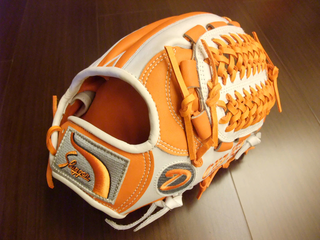 <手套欣賞> 久保田特別訂做手套 special order 橘白配 <手套欣賞> 久保田特別訂做手套 special order 橘白配