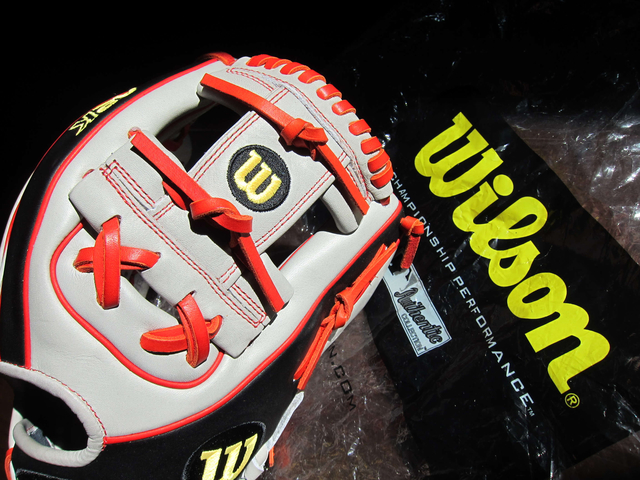 美規手套也能如此俏麗~Wilson A2K Brandon Phillips 2011 Game Model 全球限量發行500咖 美規手套也能如此俏麗~Wilson A2K Brandon Phillips 2011 Game Model 全球限量發行500咖