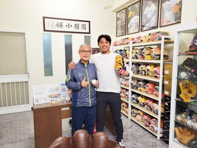 【圓圓小舖】 統一獅小帥哥李丞齡也愛美式井字手套^^ 【圓圓小舖】 統一獅小帥哥李丞齡也愛美式井字手套^^