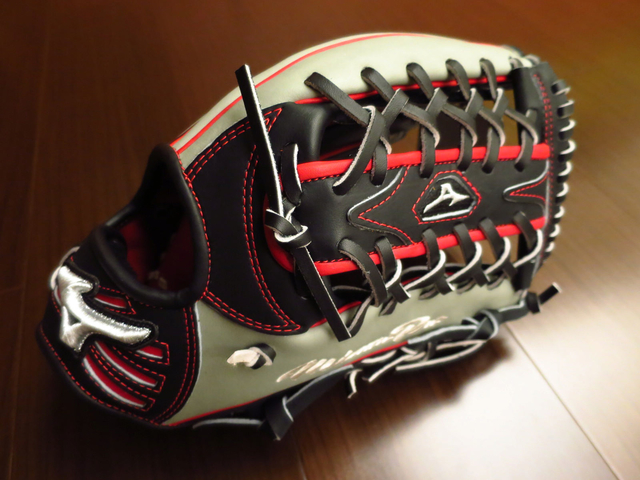 <手套欣賞> 灰黑紅配色也不錯看~日製硬式Mizuno pro order 波賀製白金標 鈴木一朗式樣 <手套欣賞> 灰黑紅配色也不錯看~日製硬式Mizuno pro order 波賀製白金標 鈴木一朗式樣