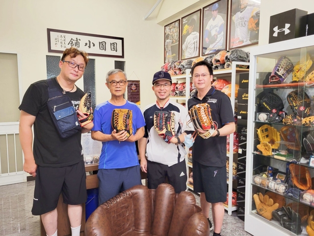 【圓圓小舖】高雄兄弟檔手套齊聚圓圓小舖^^ 【圓圓小舖】高雄兄弟檔手套齊聚圓圓小舖^^