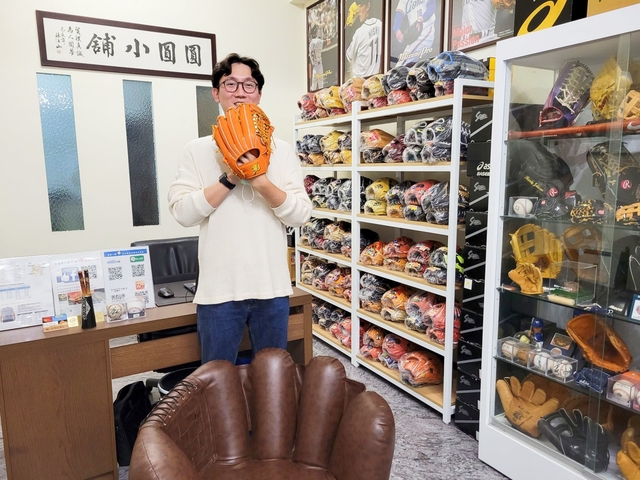 【圓圓小舖】棒壘雙棲的最大好處:多買一咖棒球手套XD~為了JB和牛一日往返桃園<->台南的桃園帥哥^^ 【圓圓小舖】棒壘雙棲的最大好處:多買一咖棒球手套XD~為了JB和牛一日往返桃園<->台南的桃園帥哥^^