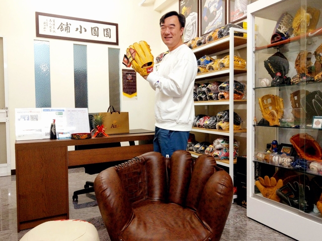 除夕夜衝圓圓小舖就是為了尋找Rawlings兄弟手套~嘉義謝大哥 除夕夜衝圓圓小舖就是為了尋找Rawlings兄弟手套~嘉義謝大哥