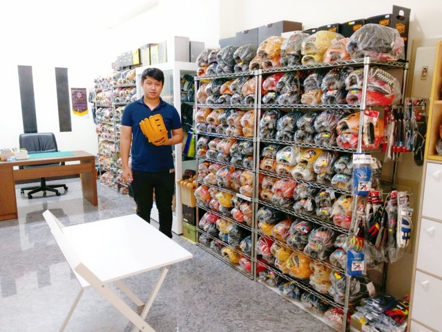 能幫球友實現入手第一咖日製硬式手套的夢想,也是圓圓小舖的夢想^^ 能幫球友實現入手第一咖日製硬式手套的夢想,也是圓圓小舖的夢想^^