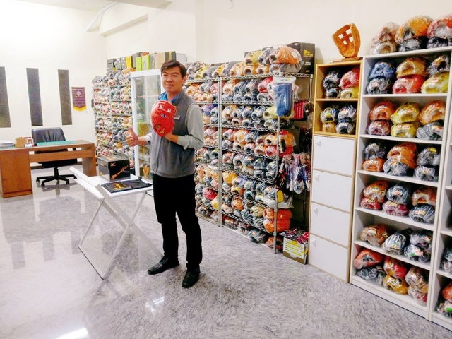 打壘球是串起同事間情誼的最好方式^^ 打壘球是串起同事間情誼的最好方式^^