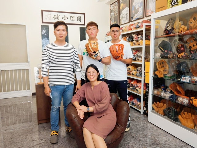 【圓圓小舖】 棒球手套和壘球手套需要分開買兩咖嗎?? 【圓圓小舖】 棒球手套和壘球手套需要分開買兩咖嗎??