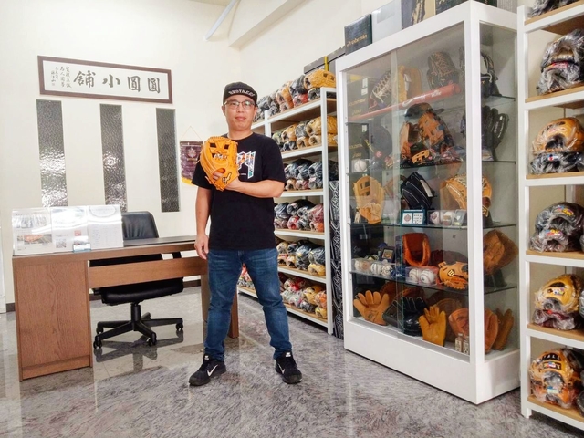 【圓圓小舖】感謝聽障棒壘球協會劉理事長親臨圓圓選購日製手套 【圓圓小舖】感謝聽障棒壘球協會劉理事長親臨圓圓選購日製手套