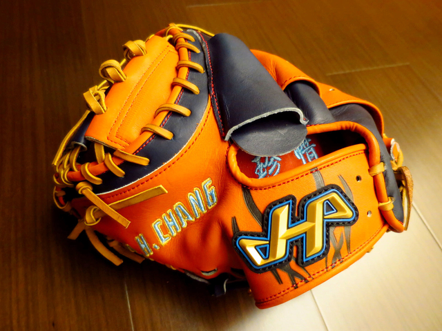 【圓圓小舖】差點以為是做錯的捕手手套><~HATAKEYAMA反手捕套+新款開放式蛇腹造型 【圓圓小舖】差點以為是做錯的捕手手套><~HATAKEYAMA反手捕套+新款開放式蛇腹造型