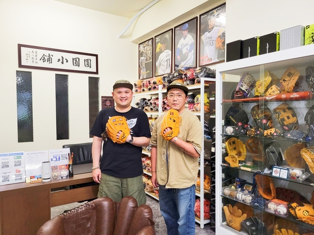 【圓圓小舖】買日製手套是為了陪兒子打球XD~為了買棒球手套一大清早就開車直奔台南的台北球友^^ 【圓圓小舖】買日製手套是為了陪兒子打球XD~為了買棒球手套一大清早就開車直奔台南的台北球友^^