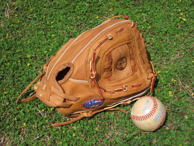 道地的美國棒球風味 NOKONA AMG300BF 全水牛皮手套 道地的美國棒球風味 NOKONA AMG300BF 全水牛皮手套