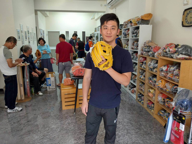 從苗栗慕名而來的球友及彰化寶珍香長青棒球隊 從苗栗慕名而來的球友及彰化寶珍香長青棒球隊