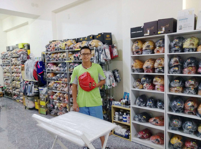 日本製UA棒球手套的使用年齡層又下修囉XD 日本製UA棒球手套的使用年齡層又下修囉XD