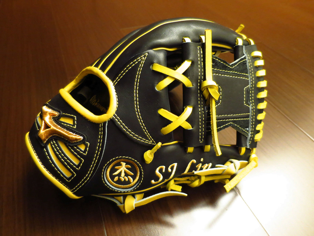 【圓圓小舖】奧運藍標也有輸金標的時候XD~南投球友的阪神配色mizuno pro order 【圓圓小舖】奧運藍標也有輸金標的時候XD~南投球友的阪神配色mizuno pro order