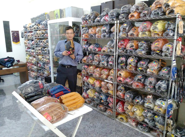 2018.10.23 玩進口手套不分職業^^ 2018.10.23 玩進口手套不分職業^^